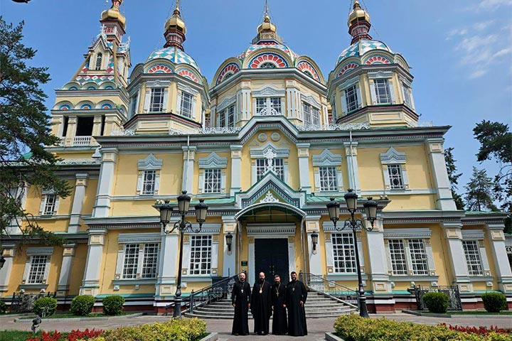 Делегация Кузбасской митрополии посетила святыни Алма-Аты