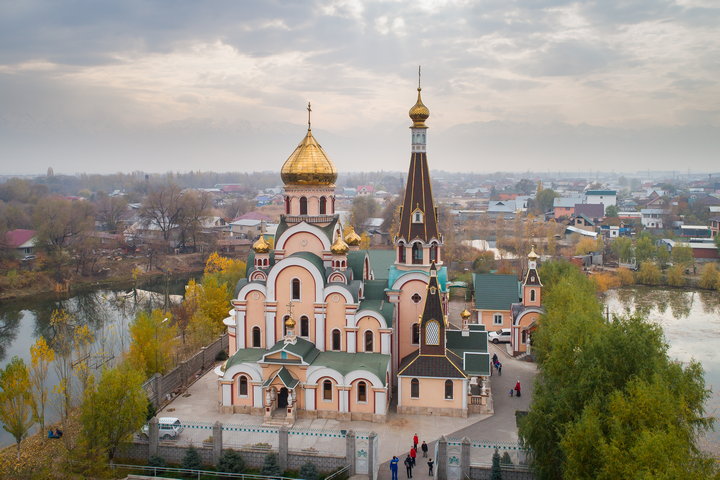 В день памяти великомученицы Екатерины Глава Митрополичьего округа совершил Литургию в Крестовоздвиженском храме Алма-Аты