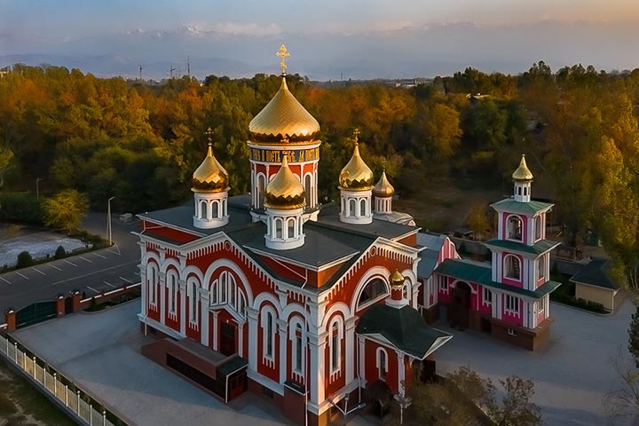 В день памяти великомученицы Параскевы Пятницы митрополит Александр совершил Литургию в Александро-Невском храме Алма-Аты