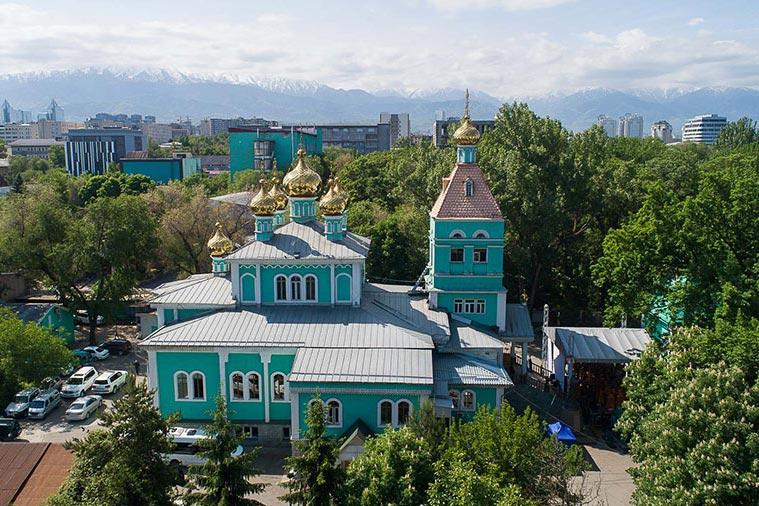 В завершение Светлой седмицы митрополит Александр совершил Литургию и раздробление Артоса в Никольском соборе Южной столицы