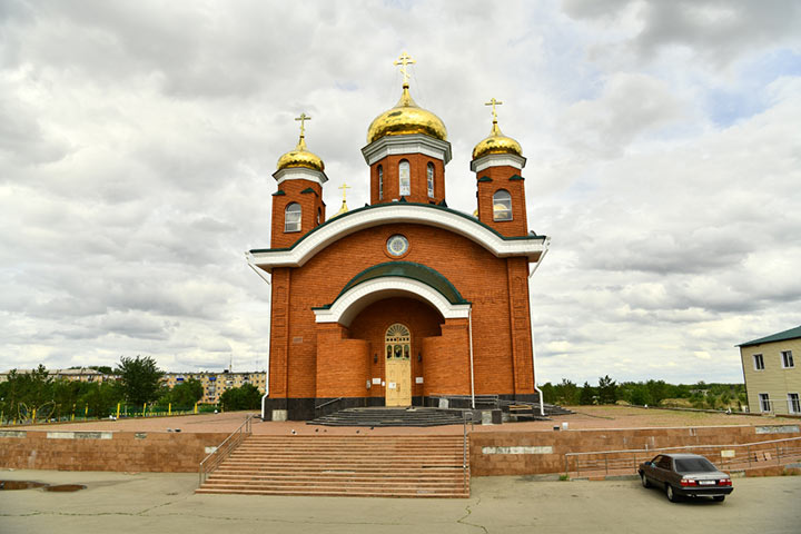 В день памяти преподобного Алексия, человека Божия, Глава Митрополичьего округа совершил Литургию в Иоанно-Богословском соборе города Рудного