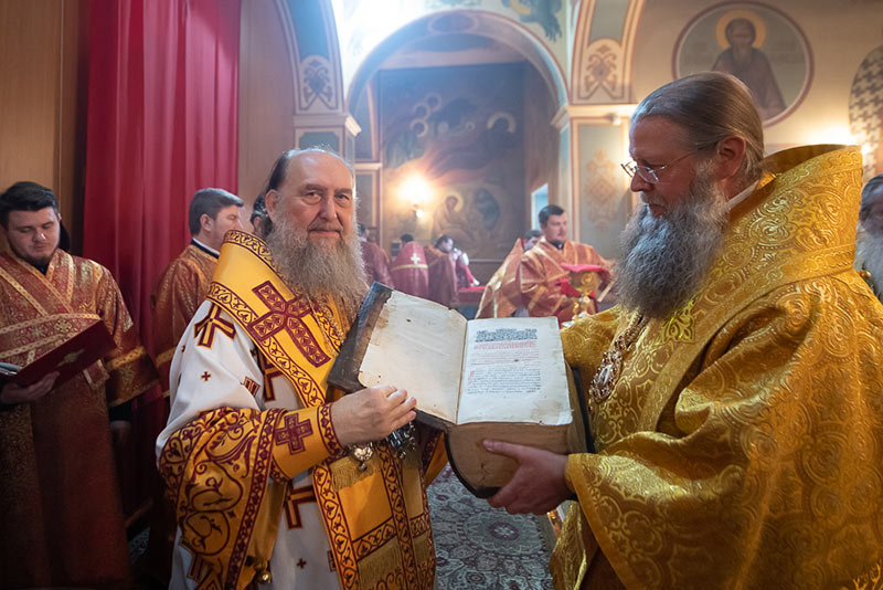 В церковно-исторический музей Митрополичьего округа передана старинная книга – свод богослужебных указаний XIX века «Око церковное»