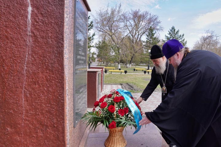 Митрополит Александр и епископ Владимир прославили Пасху Христову на месте разрушенного в 1937 году Вознесенского собора города Петропавловска