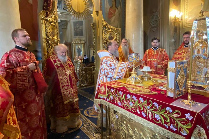 День пасхального поминовения усопших. Митрополит Александр совершил Литургию в храме Представительства Православной Церкви Казахстана в МосквеДень пасхального поминовения усопших. Митрополит Александр совершил Литургию в храме Представительства Православной Церкви Казахстана в Москве