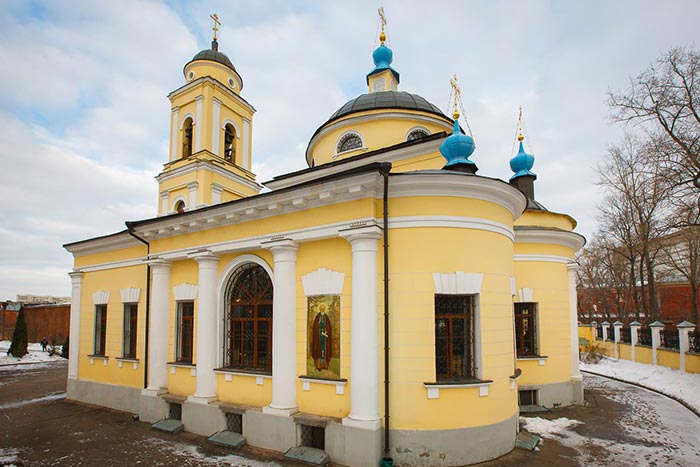 В воскресный день митрополит Александр совершил Литургию в храме Представительства Казахстанского Митрополичьего округа в Москве