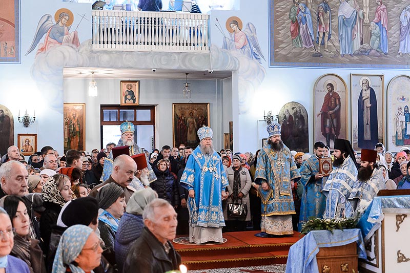 Покров Пресвятой Богородицы. Митрополит Астанайский и Казахстанский Александр совершил Литургию в Константино-Еленинском кафедральном соборе города Костаная