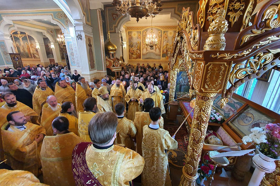 День преставления священноисповедника Николая, митрополита Алма-Атинского. Епископ Геннадий совершил Божественную Литургию в Никольском соборе Южной столицы