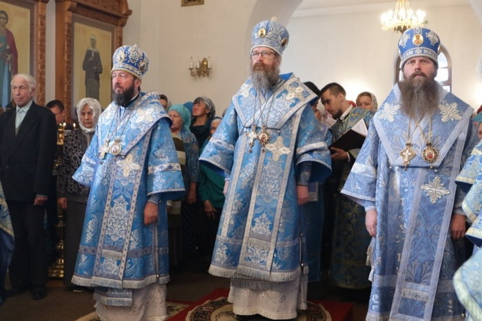 В праздник Рождества Пресвятой Богородицы Литургию в Троицком соборе Усть-Каменогорска возглавил митрополит Томский и Асиновский Ростислав