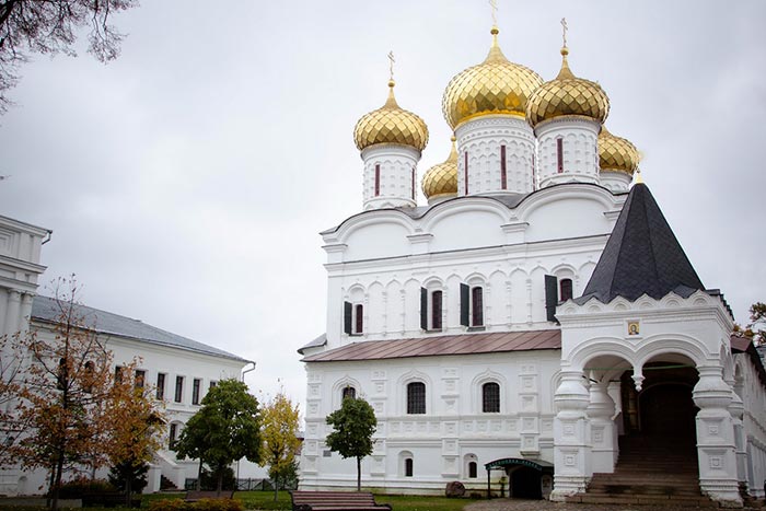 У святынь Костромской земли митрополит Астанайский и Казахстанский Александр вознес молитву о благоденствии Казахстана