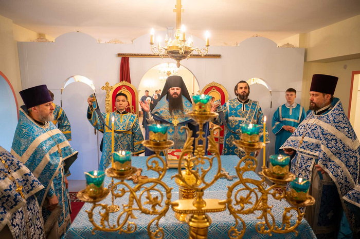 Секретарь Костанайской епархии совершил первую Литургию в обновленном Покровском храме в селе Асенкритовка