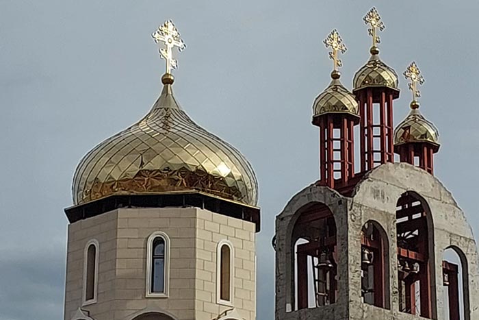 На строящийся храм в Астане установлены центральный купол и крест