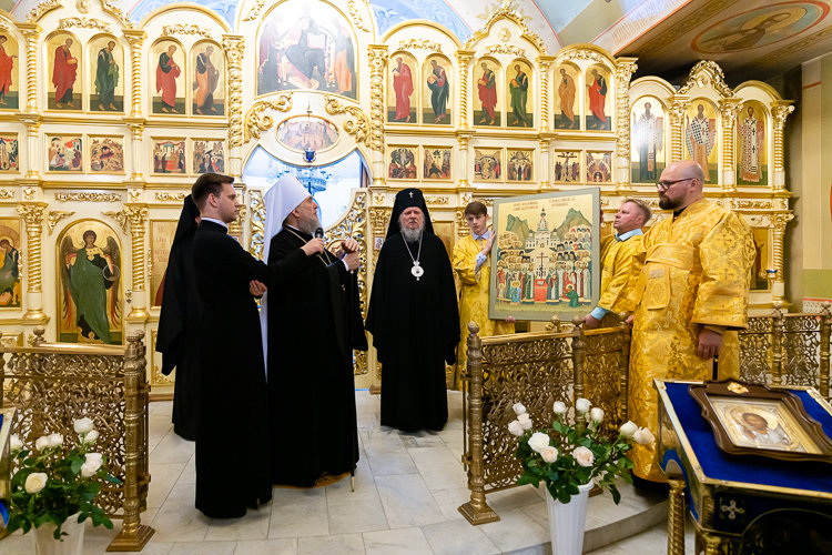 Андреевскому храму Жезказгана передана новонаписанная икона Собора новомучеников и исповедников Казахстанских