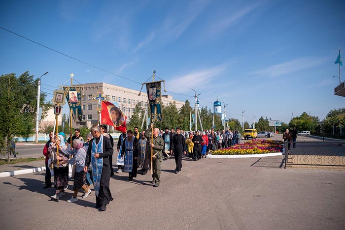 В праздник Успения Пресвятой Богородицы в Костанайской епархии состоялся традиционный крестный ход к месту массового захоронения невинно репрессированных 