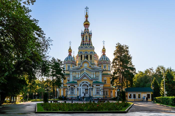 Глава Митрополичьего округа совершил молебен на начало учебного года для учащихся воскресных и общеобразовательных школ Алма-Аты