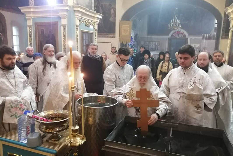 Праздник Крещения Господня в Уральской епархии. Священнослужители освятили воды реки Урал и Каспийского моря