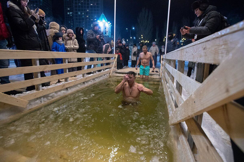 Празднование Богоявления в Астане. В крещенских купаниях в казахстанской столице приняли участие более 15 000 человек