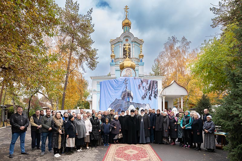 Митрополит Александр совершил освящение новосооруженных куполов и крестов для старейшего храма Южной столицы