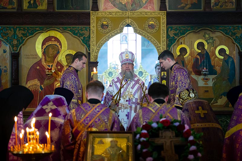 Отдание праздника Воздвижения Креста Господня. Глава Митрополичьего округа совершил Литургию в храме Христа Спасителя города Алма-Аты