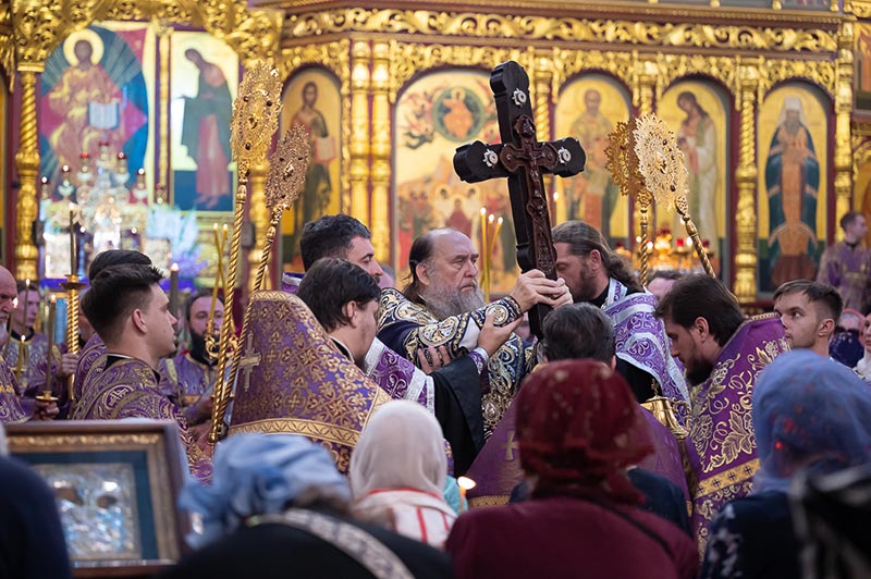 Митрополит Александр совершил всенощное бдение с чином Воздвижения Креста Господня в главном храме Южной столицы