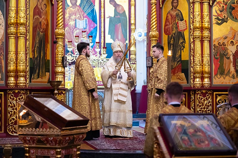 В неделю пред Воздвижением митрополит Александр совершил Литургию в главном храме Южной столицы