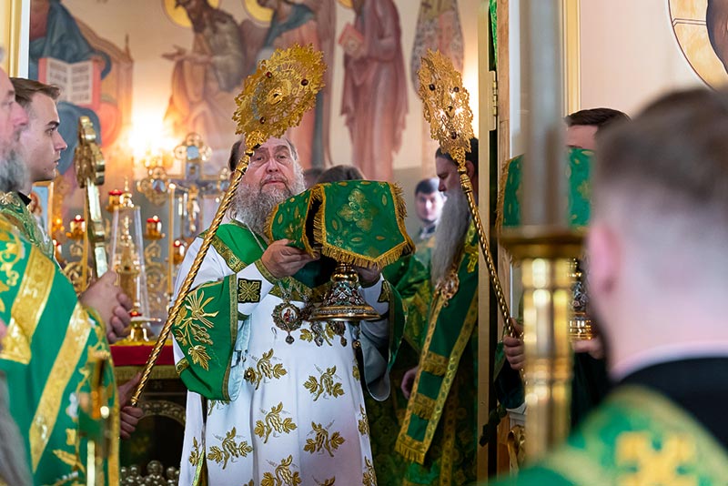 В день Святого Духа митрополит Александр совершил Литургию в Благовещенском храме Южной столицы