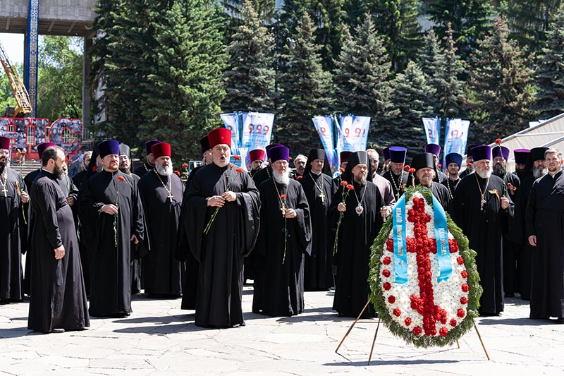 В канун Дня Великой Победы священнослужители Алма-Аты во главе с епископом Каскеленским Геннадием   возложили цветы к мемориалу Славы в парке имени 28-ми Гвардейцев Панфиловцев