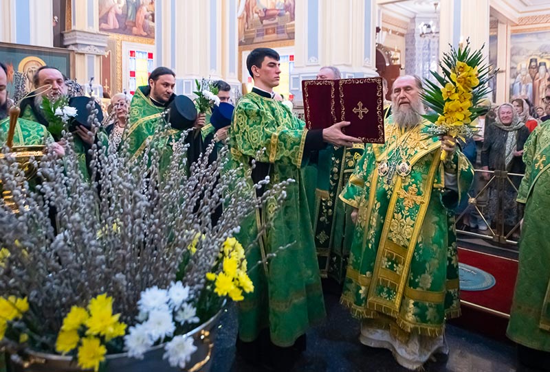 В канун праздника Входа Господня в Иерусалим митрополит Александр совершил всенощное бдение в Вознесенском кафедральном соборе Южной столицы