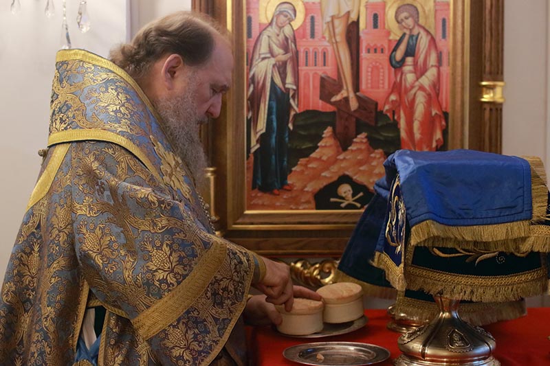 В праздник Иверской иконы Божией Матери митрополит Александр совершил Литургию в Синодальном храме казахстанской столицы