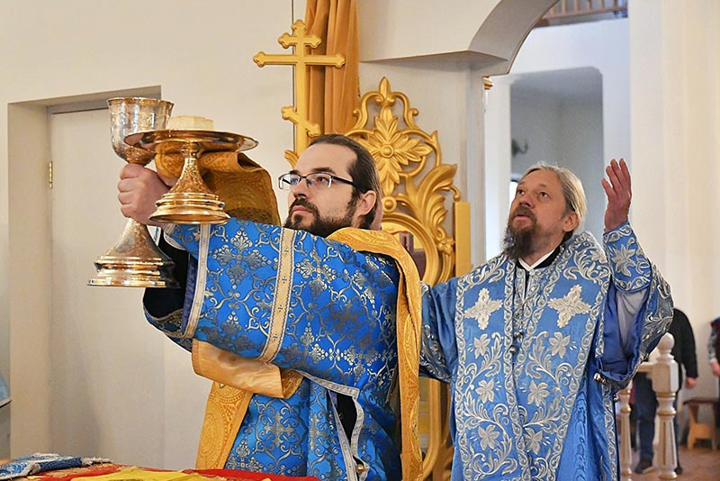 В день отдания праздника Введения во Храм Богородицы епископ Геннадий совершил Литургию в Михаило-Архангельском храме города Каскелена