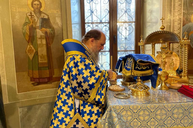 Празднование в честь Иверской иконы Божией Матери. Митрополит Александр совершил Литургию в храме Представительства Казахстанского Митрополичьего округа в Москве