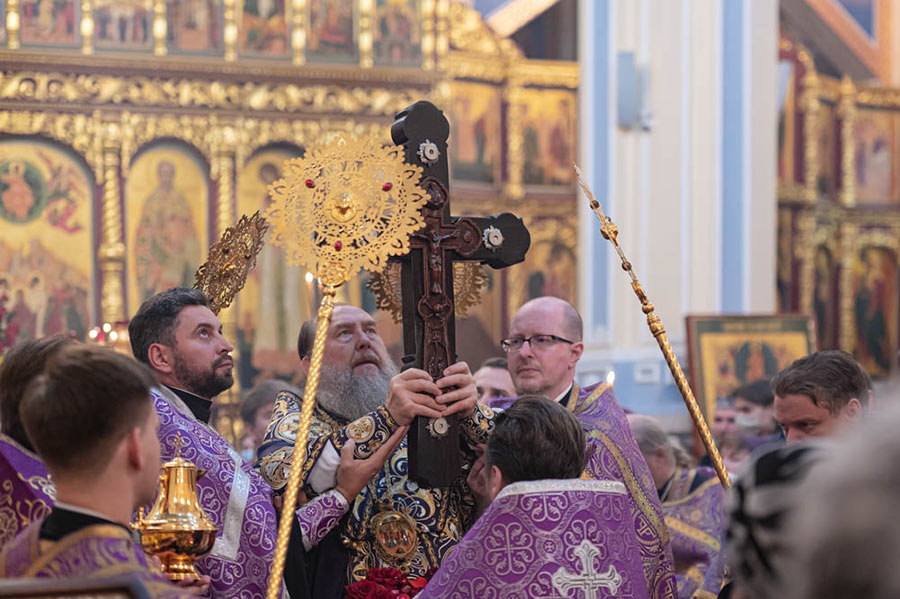 Митрополит Александр совершил всенощное бдение с чином воздвижения Креста Господня в храме Представительства Православной Церкви Казахстана в Москве