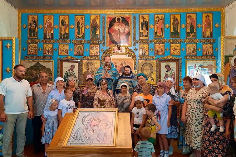 В день явления Казанской иконы Божией Матери в одном из старейших храмов Алма-Атинской епархии молитвенно отметили престольный праздник