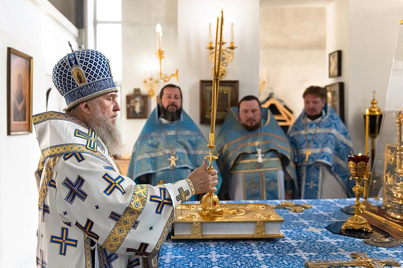 В праздник Тихвинской иконы Божией Матери Глава Митрополичьего округа совершил Литургию в Богоявленском храме Алма-Аты