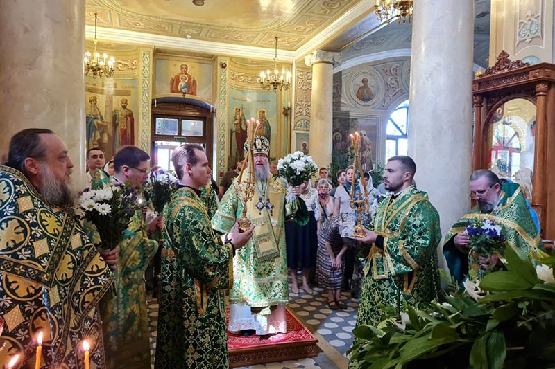 В праздник Живоначальной Троицы Глава Православной Церкви Казахстана совершил Литургию и великую вечерню в Представительстве Митрополичьего округа в столице России 