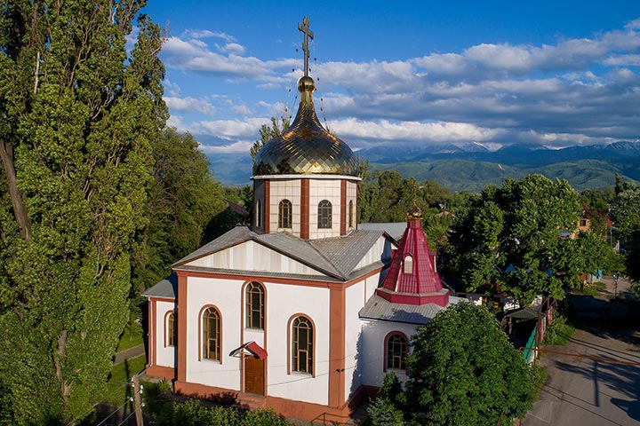 В праздник обретения главы Иоанна Крестителя митрополит Александр совершил Литургию в Иоанно-Предтеченском храме поселка Гульдала