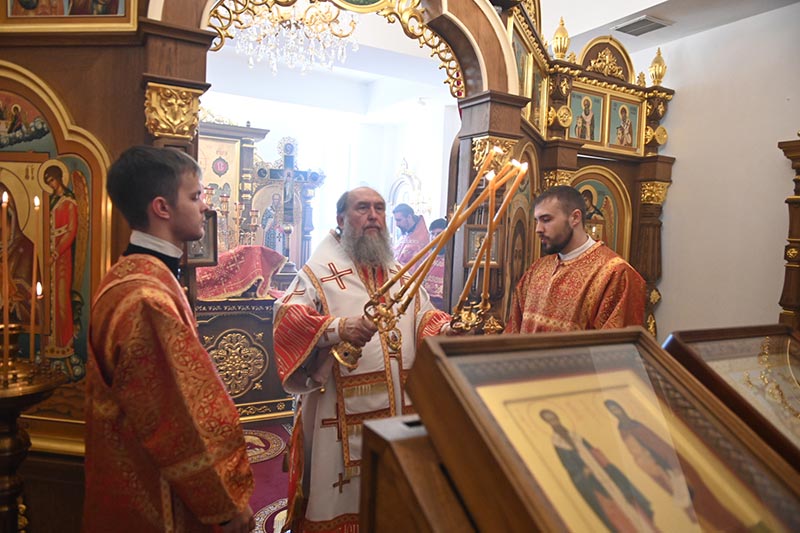 День памяти равноапостольных Кирилла и Мефодия. Митрополит Александр совершил Литургию в Синодальном храме в честь Астанайской-Почаевской иконы Божией Матери