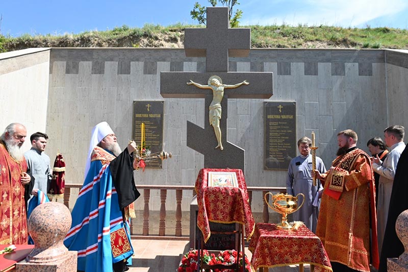 В Лисьей балке – месте страдальческой кончины тысяч православных христиан – освящен памятник новомученикам казахстанским