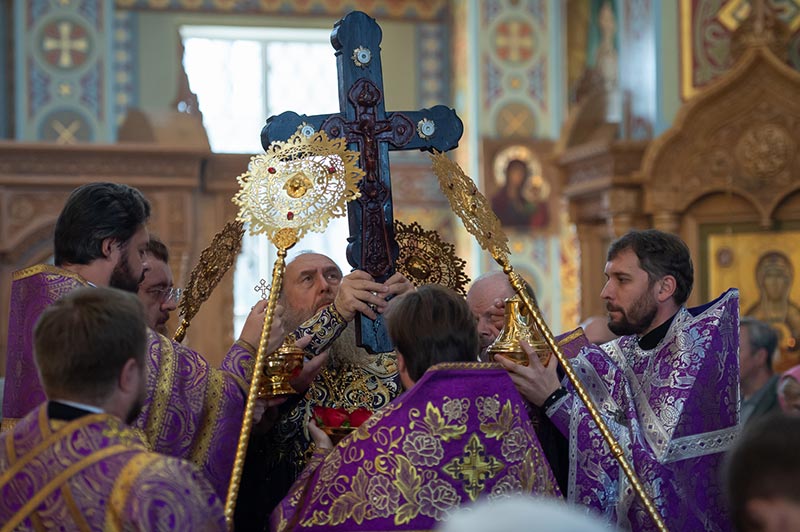 Глава Православной Церкви Казахстана совершил всенощное бдение с чином Воздвижения Креста Господня в Иверско-Серафимовском монастыре Алма-Аты