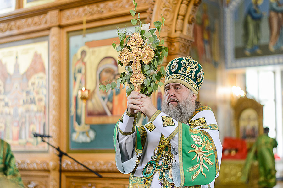 Митрополит Александр возглавил Великую вечерню в день святой Пятидесятницы