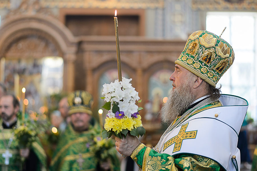 В канун праздника Пресвятой Троицы митрополит Александр совершил всенощное бдение в Иверско-Серафимовской обители Южной столицы