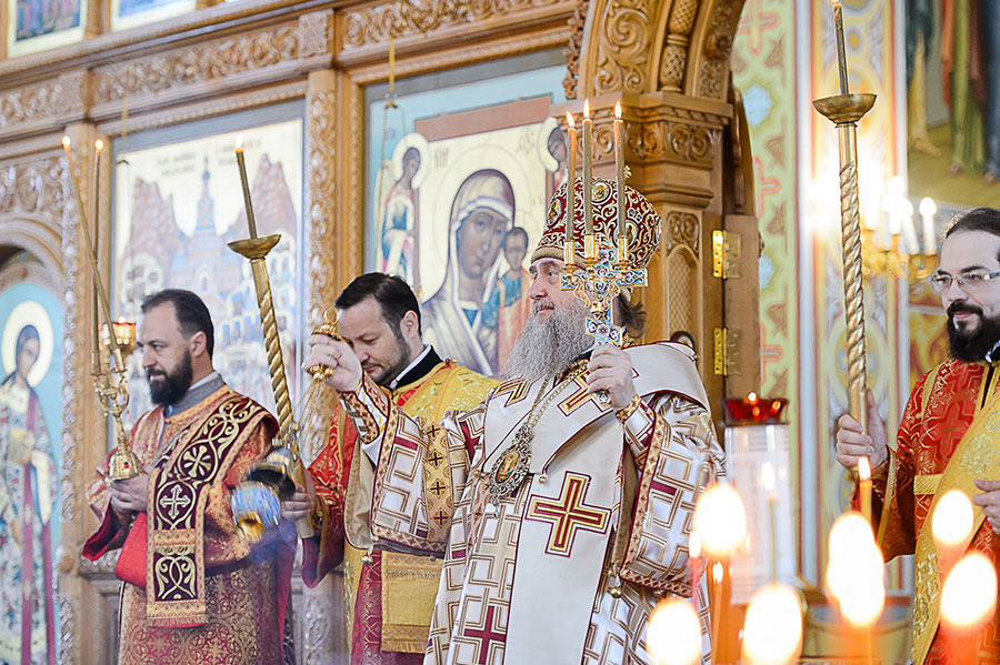 Празднование в память Перенесения мощей святителя Николая Чудотворца из Мир Ликийских в город Бари. Митрополит Александр возглавил Литургию в Софийском соборе Алма-Аты