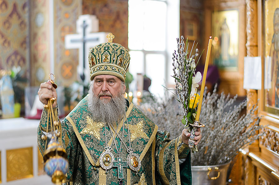 В канун праздника Входа Господня в Иерусалим митрополит Александр совершил всенощное бдение в Софийском соборе Южной столицы