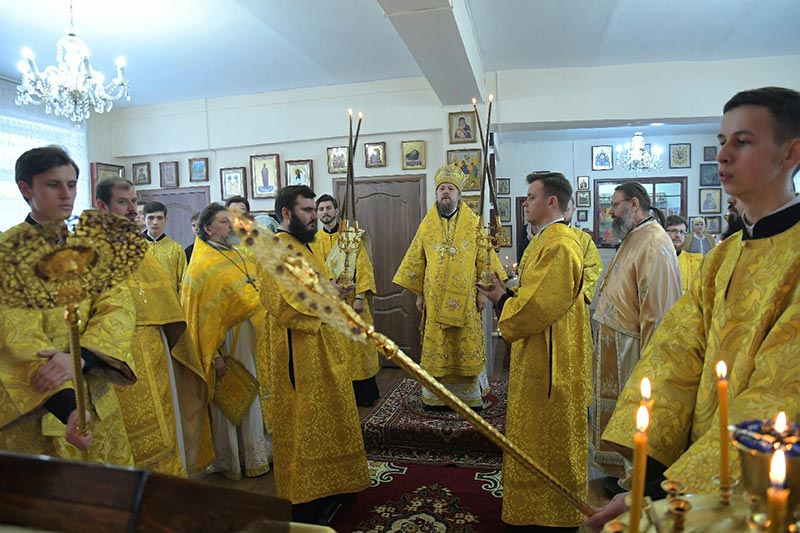 В день памяти Трех святителей епископ Геннадий совершил Литургию на греческом языке в Алма-Атинской духовной семинарии