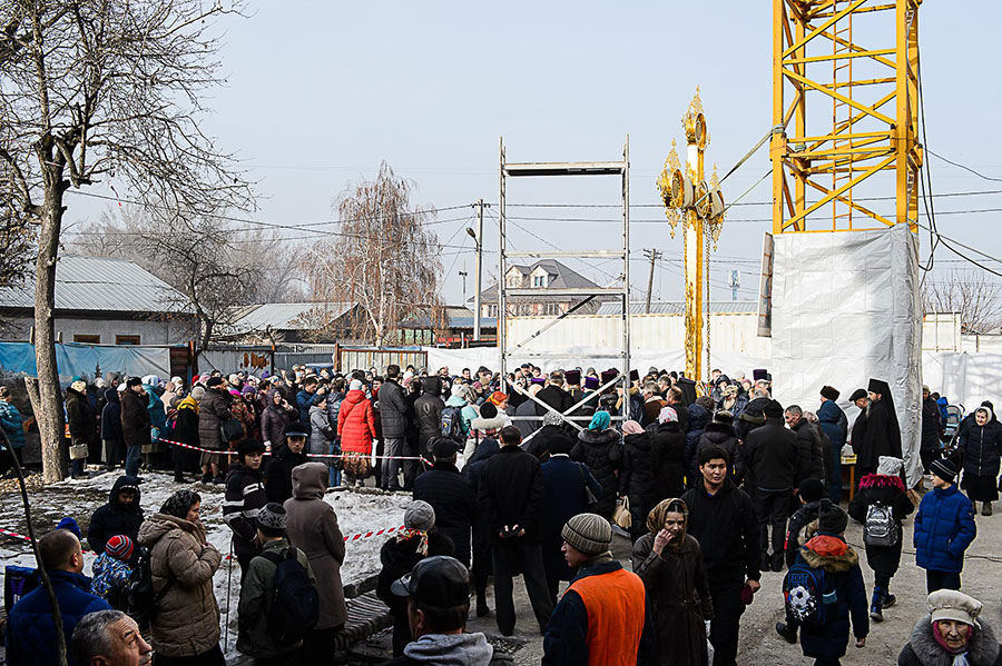 Митрополит Александр совершил освящение креста на центральный купол строящегося храма в честь Собора Пресвятой Богородицы города Алма-Аты