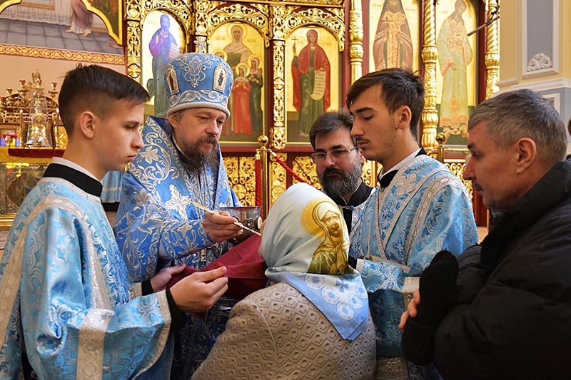 В Алма-Ате молитвенно почтили праздник Введения во храм Пресвятой Богородицы