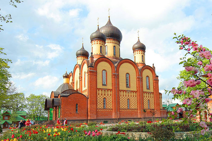 В праздник Усекновения главы Предтечи Господня Иоанна митрополит Александр совершил Литургию в Пюхтицком ставропигиальном монастыре