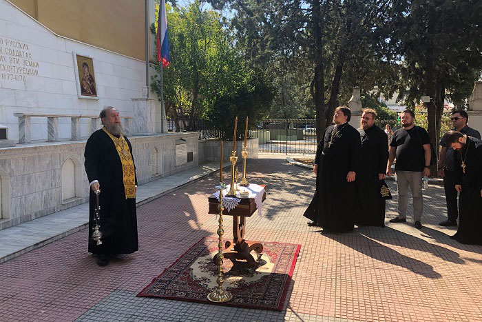 Митрополит Александр и казахстанские паломники совершили литию по исповеднику веры митрополиту Иосифу (Чернову) и почтили память воинов-освободителей Александруполиса