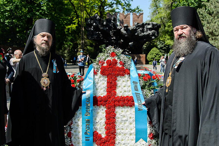 Священнослужители Южной столицы возложили цветы к мемориалу Славы в парке имени 28-ми Гвардейцев Панфиловцев