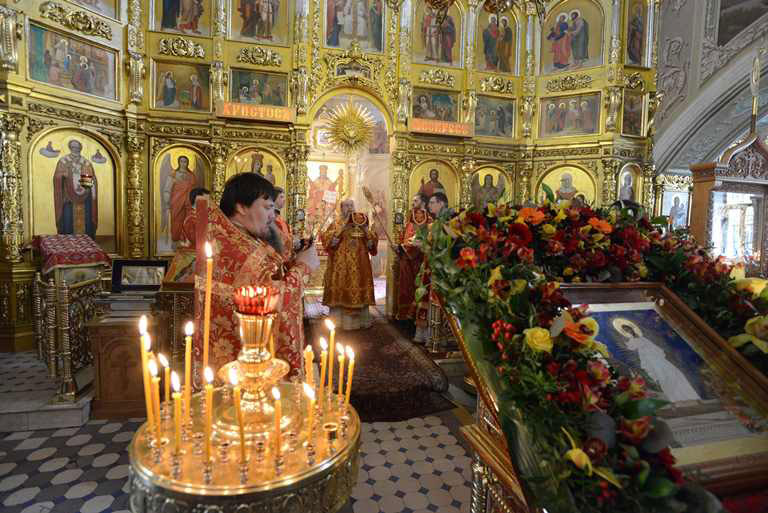 В Фомино воскресенье Глава Православной Церкви Казахстана совершил Литургию в храме Представительства Митрополичьего округа в Москве