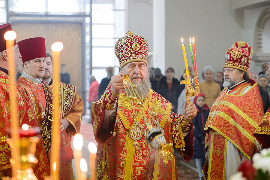 В пятницу Светлой седмицы митрополит Александр совершил Литургию в алма-атинском храме в честь Собора Пресвятой Богородицы